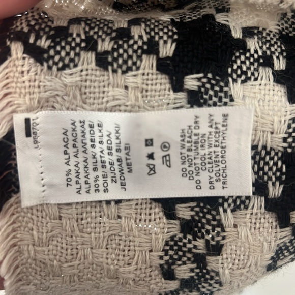 Cream and Black Plaid Shawl Authentic Burberry - Picture 3 of 5